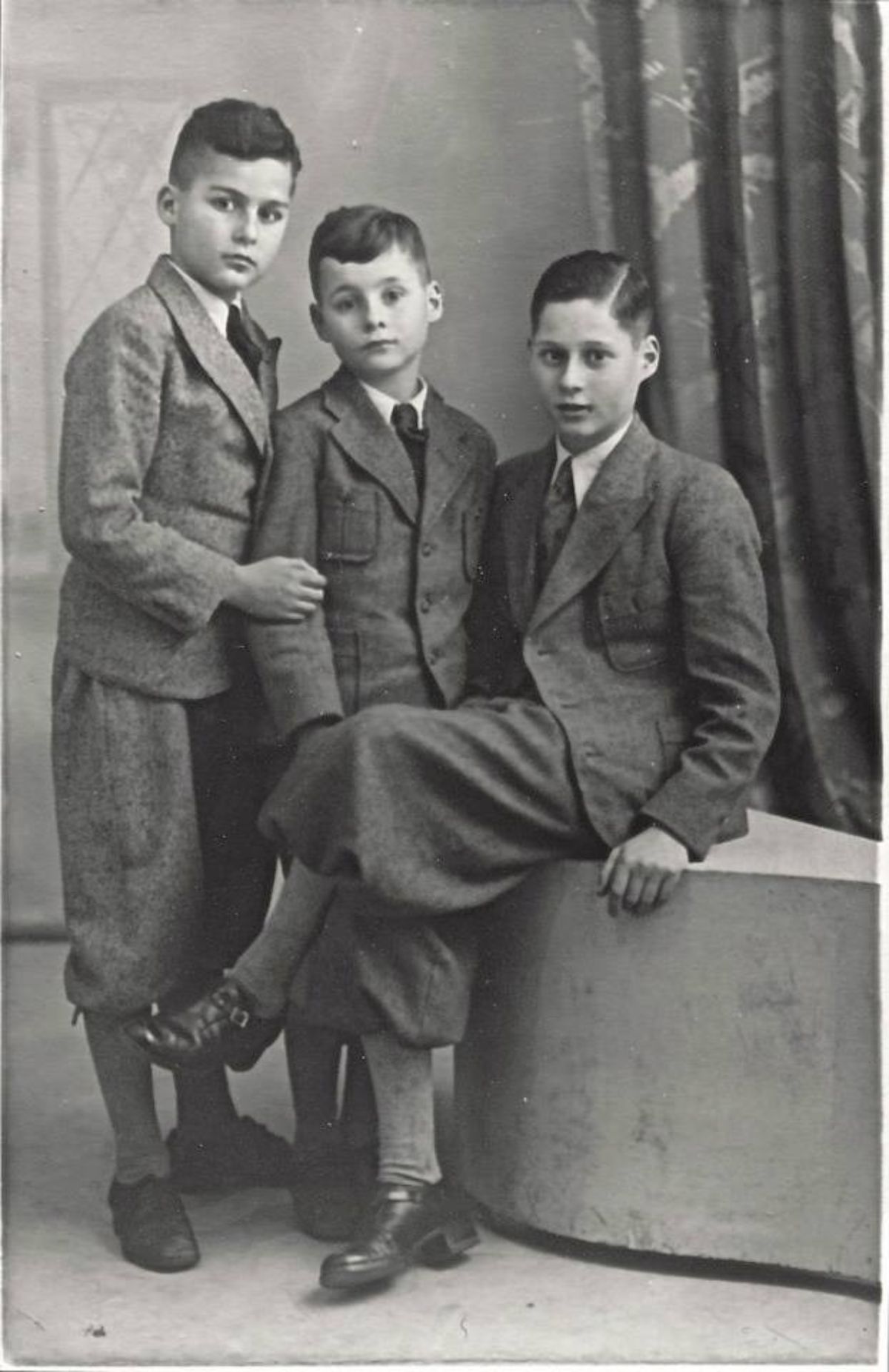 1935 in der Heimatstadt Bensheim an der Bergstraße. Die Rosenstein-Brüder Hans, Jerry und Ernst.