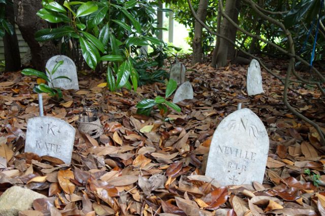 Ein Pelzmantel und 26 Grabsteine. Zum 90. Geburtstag auf den Spuren von Edward Gorey