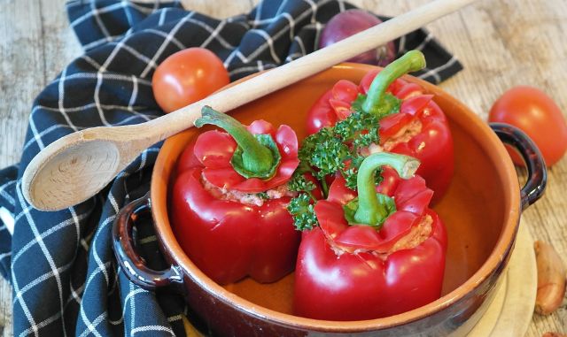 Petros Markaris' griechisches Geheimrezept für gefüllte Tomaten und Paprika