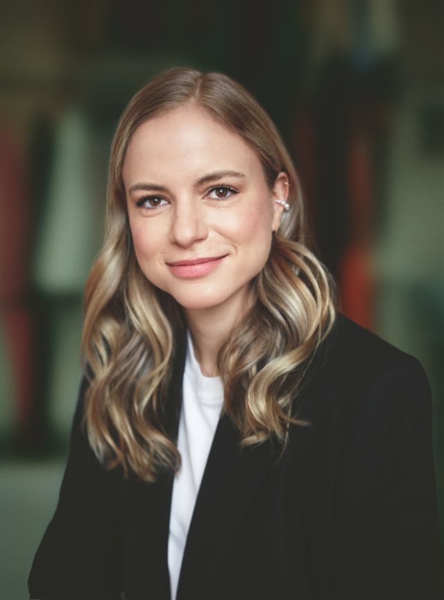 »Manchmal sind Worte wie Klamotten, die man anprobieren muss, und manche passen und manche nicht« – Julia Engelmann im Interview