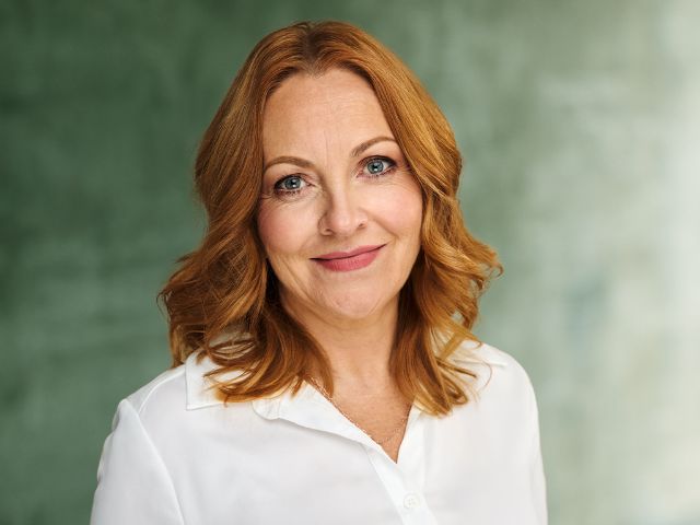 »Echte Befreiung entsteht, wenn wir uns selbst mit Klarheit und Wohlwollen betrachten und uns von dem Bedürfnis lösen, uns darüber zu definieren, wie andere uns sehen.« – Jane Tara im Diogenes Interview