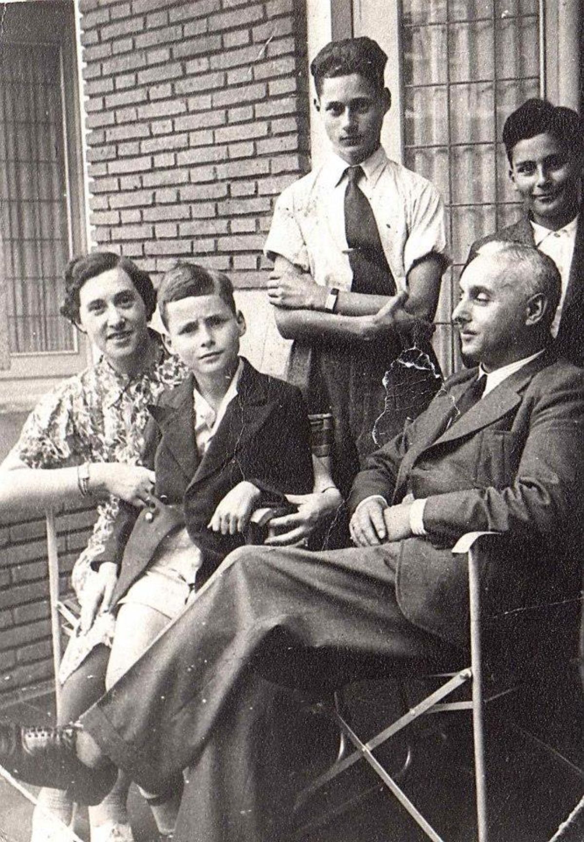 Nach der Flucht aus Deutschland: Familie Rosenstein auf der Terrasse ihrer neuen Bleibe in der Holbeinstraat, Amsterdam, Frühjahr 1935. Jerry ist der Kleine mit dem skeptischen Blick.