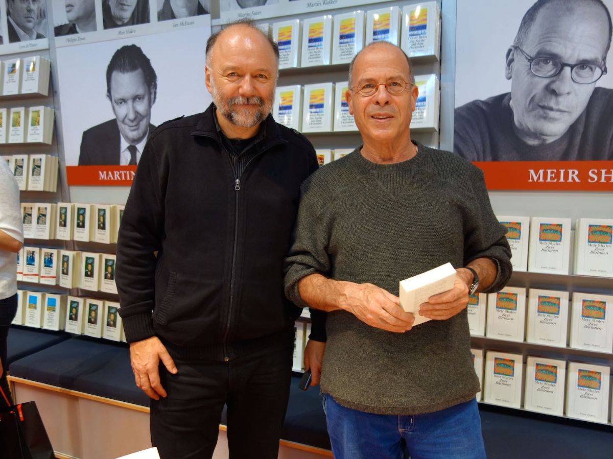 Andrej Kurkow und Meir Shalev am Diogenes Messestand. Foto: © Diogenes Verlag