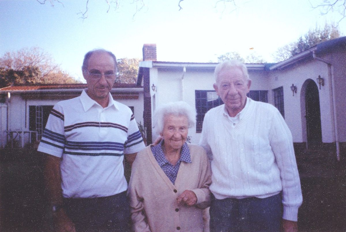 Mein Vater Pasey Bonert, meine Großmutter Hanna Raizel Bonert (die 1995 94-jährig starb), und mein 1999 verstorbener Onkel Sam Bonert. Großmutter wie Onkel wurden in Dusat, Litauen geboren. Das Haus im Hintergrund ist in Highlands North, einem Vorort nördlich von Johannesburg, nicht unähnlich jenem, in dem ich aufwuchs. Foto: © Privatfoto, vermutlich 1994 aufgenommen. Mein Vater Pasey Bonert, meine Großmutter Hanna Raizel Bonert (die 1995 94-jährig starb), und mein 1999 verstorbener Onkel Sam Bonert. Großmutter wie Onkel wurden in Dusat, Litauen geboren. Das Haus im Hintergrund ist in Highlands North, einem Vorort nördlich von Johannesburg, nicht unähnlich jenem, in dem ich aufwuchs. Foto: © Privatfoto, vermutlich 1994 aufgenommen.