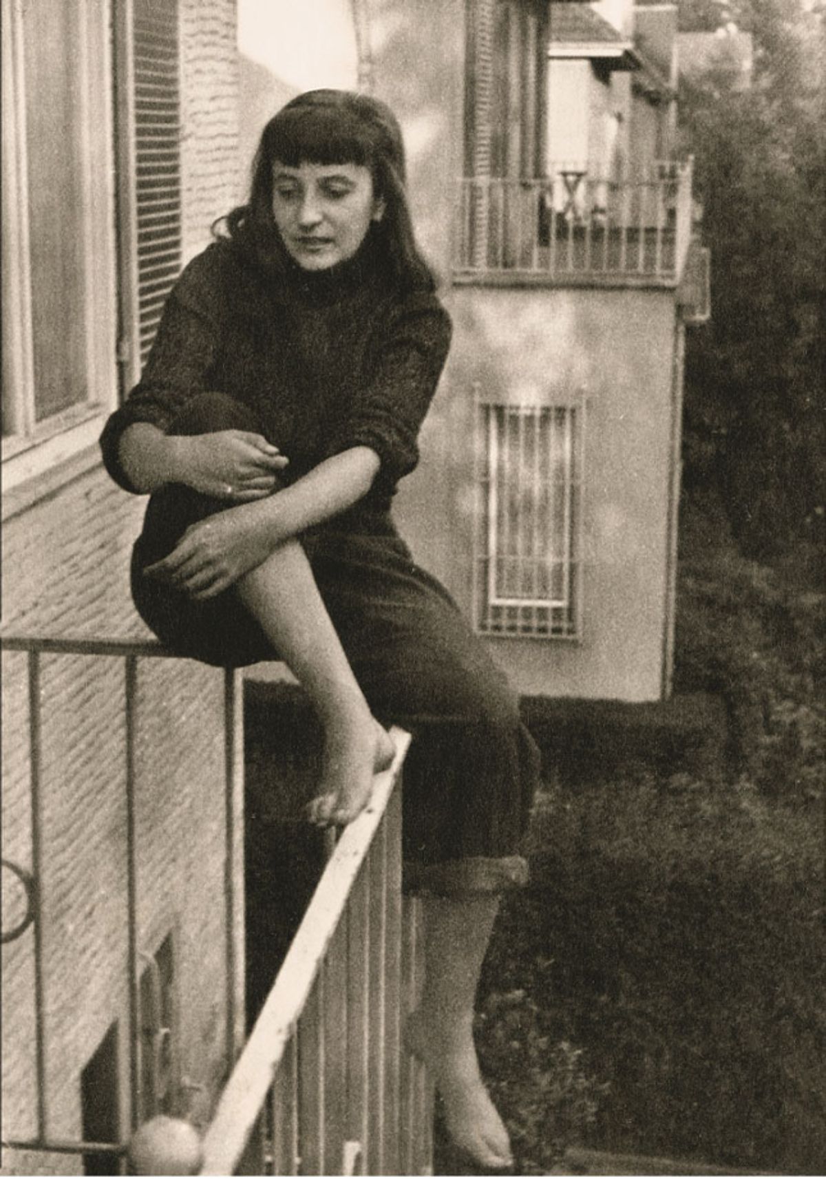 Ingrid Noll, 1952, fotografiert von ihrem fünf Jahre älteren Bruder Werner auf dem Balkon des Elternhauses in Bad Godesberg. Zurechtgemacht wie Juliette Gréco, mit einer der ersten Jeans in Deutschland, die ihr Vater für sie über amerikanische Freunde besorgt hatte. Foto: © Werner Noll