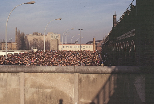Am 11. November 1989 an der Oberbaumbrücke in Berlin. (Foto: Von Roehrensee - Eigenes Werk, CC BY-SA 3.0) <p>Am 11. November 1989 an der Oberbaumbrücke in Berlin. (Foto: <a href="https://commons.wikimedia.org/w/index.php?curid=22550762" target="_blank">Von Roehrensee - Eigenes Werk</a>, <a href="https://creativecommons.org/licenses/by-sa/3.0/" target="_blank">CC BY-SA 3.0</a>)</p><br/>