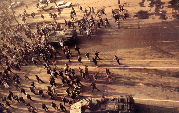 Demonstranten in Rumänien 1989 (Foto: © Denoel Paris and other photographers - “1989 Libertate Roumanie” by Denoel Paris (ISBN 2-207-23695-1), CC BY-SA 3.0, https://commons.wikimedia.org/w/index.php?curid=5734581) <p>Demonstranten in Rumänien 1989 (Foto: © Denoel Paris and other photographers - “1989 Libertate Roumanie” by Denoel Paris (ISBN 2-207-23695-1), CC BY-SA 3.0, <a href="https://commons.wikimedia.org/w/index.php?curid=5734581" target="_blank">https://commons.wikimedia.org/w/index.php?curid=5734581</a>)</p><br/>