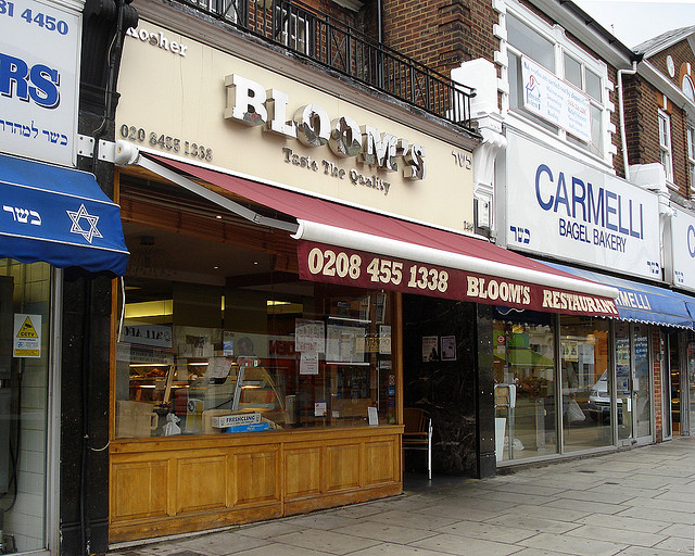 Koschere Restaurants und Geschäfte in Golders Green (Foto: © Kake CC BY-NC-SA 2.0 cvia Flickr.com) <p>Koschere Restaurants und Geschäfte in Golders Green (Foto: © <a href="https://www.flickr.com/photos/kake_pugh/" target="_blank">Kake</a> CC BY-NC-SA 2.0 cvia Flickr.com)</p><br/>