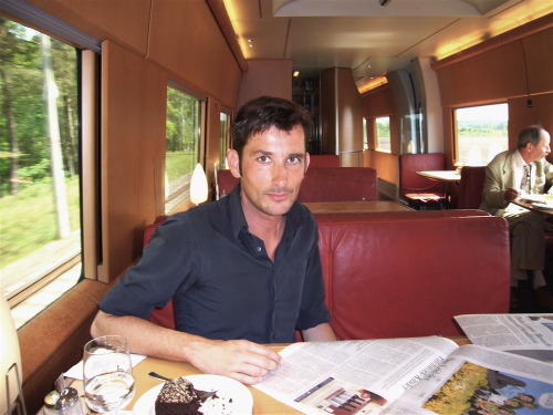 Christian Schünemann auf der Rückreise nach zwei Messetagen Leipzig. Er stellte dort seinen aktuellen Krimi Pfingstrosenrot vor, den er zusammen mit Jelena Volić schrieb. Foto: © privat. <p>Christian Schünemann auf der Rückreise nach zwei Messetagen Leipzig. Er stellte dort seinen aktuellen Krimi <em><a href="/leser/titel/christian-schuenemann-jelena-volic/pfingstrosenrot-9783257069570.html" target="_blank">Pfingstrosenrot</a></em> vor, den er zusammen mit <a href="/leser/autoren/v/jelena-volic.html" target="_blank">Jelena Volić</a> schrieb. Foto: © privat.</p><br/>