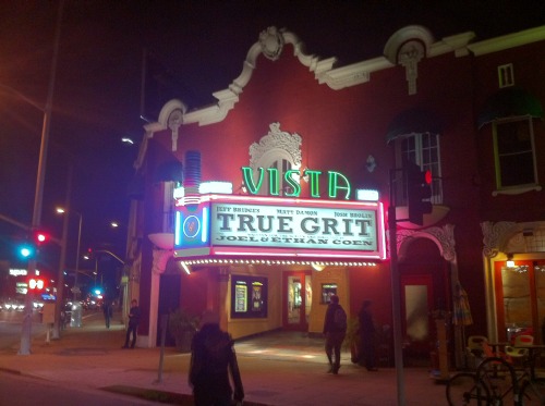 Foto: Steve Peters, Vista Theater, Los Angeles, CC BY 2.0 <p>Foto: Steve Peters, <a href="https://commons.wikimedia.org/wiki/File:Vista_Theater,_Los_Angeles.jpg" target="_blank">Vista Theater, Los Angeles</a>, <a href="https://creativecommons.org/licenses/by/2.0/legalcode">CC BY 2.0</a></p><br/>