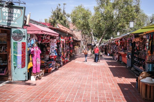 Foto: Visitor7, Olvera Street, Los Angeles-2, CC BY-SA 3.0 <p>Foto: Visitor7, <a href="https://commons.wikimedia.org/wiki/File:Olvera_Street,_Los_Angeles-2.jpg" target="_blank">Olvera Street, Los Angeles-2</a>, <a href="https://creativecommons.org/licenses/by-sa/3.0/legalcode" target="_blank">CC BY-SA 3.0</a></p><br/>