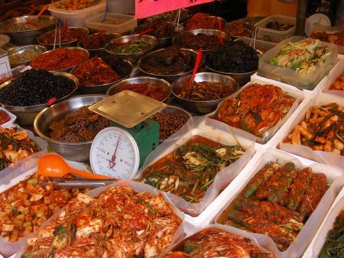 Foto: by martinroell, Seoul-Kimchi and banchan, CC BY-SA 2.0 <p>Foto: by <a href="https://www.flickr.com/photos/martinroell/" target="_blank">martinroell</a>, <a href="https://commons.wikimedia.org/wiki/File:Seoul-Kimchi_and_banchan.jpg" target="_blank">Seoul-Kimchi and banchan</a>, <a href="https://creativecommons.org/licenses/by-sa/2.0/legalcode" target="_blank">CC BY-SA 2.0</a></p><br/>
