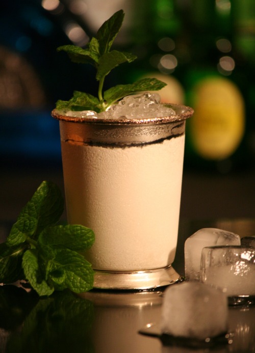 Foto: Cocktailmarler, Mint Julep im Silberbecher, CC BY-SA 3.0 <p>Foto: Cocktailmarler, <a href="https://commons.wikimedia.org/wiki/File:Mint_Julep_im_Silberbecher.jpg" target="_blank">Mint Julep im Silberbecher</a>, <a href="https://creativecommons.org/licenses/by-sa/3.0/legalcode" target="_blank">CC BY-SA 3.0</a></p><br/>