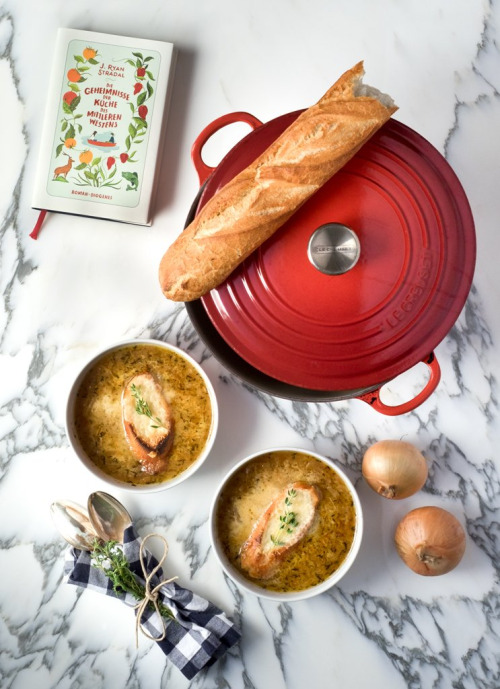 Foto: Slow Goods <p>Foto: <a href="https://slowgoods.ch/blogs/culinarium/die-franzosische-zwiebelsuppe-vom-prager" target="_blank">Slow Goods</a></p><br/>