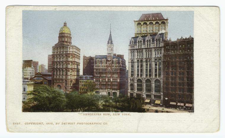 Foto: Art and Picture Collection, The New York Public Library. »Newspaper Row, New York« The New York Public Library Digital Collections. 1900. <p>Foto: Art and Picture Collection, The New York Public Library. <a href="http://digitalcollections.nypl.org/items/510d47e2-8d8d-a3d9-e040-e00a18064a99" target="_blank">»Newspaper Row, New York«</a> The New York Public Library Digital Collections. 1900.</p><br/>