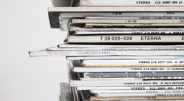 Foto via piexels.com (CC0 Creative Commons) <p>Foto via <a href="https://www.pexels.com/photo/piled-vinyl-records-with-white-background-48592/" target="_blank">piexels.com</a> (CC0 Creative Commons)<br /><br/> </p><br/>