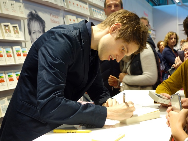 Benedict Wells signiert auf der Frankfurter Buchmesse 2016. Foto: © Archiv Diogenes Verlag <p>Benedict Wells signiert auf der Frankfurter Buchmesse 2016. Foto: © Archiv Diogenes Verlag</p><br/>
