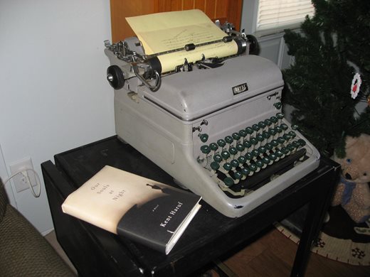 Die Schreibmaschine, auf der Kent Haruf Unsere Seelen bei Nacht schrieb, neben der US-Ausgabe des Romans. Foto: © privat.