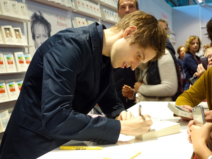 Benedict Wells signiert auf der Frankfurter Buchmesse 2016. Foto: © Archiv Diogenes Verlag