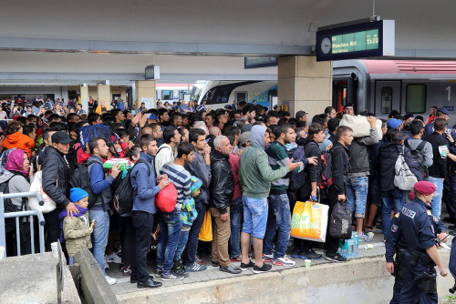 Flüchtlinge am Wiener Westbahnhof vor der Fahrt Richtung Deutschland am 5. September 2015 (Foto: © Bwag/CC BY-SA 4.0, via Wikimedia Commons).