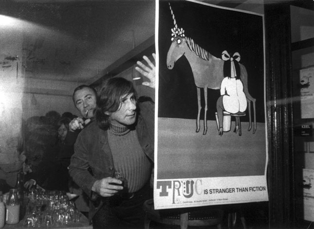 Halten Ausschau nach Gästen – Tomi Ungerer und sein Galerist bei einer Vernissage in der Galerie Daniel Keel, 1974.
