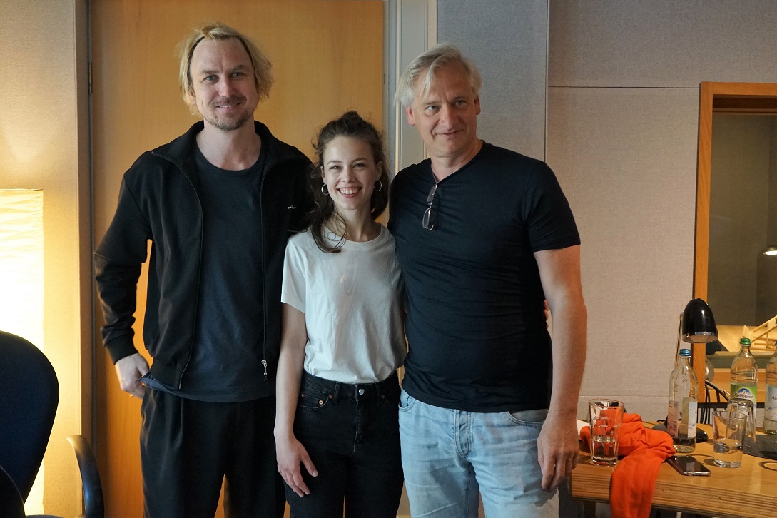 Lars Eidinger, Paula Beer und Chris Kraus im Studio. Foto: © Martha Schoknecht, Diogenes Verlag