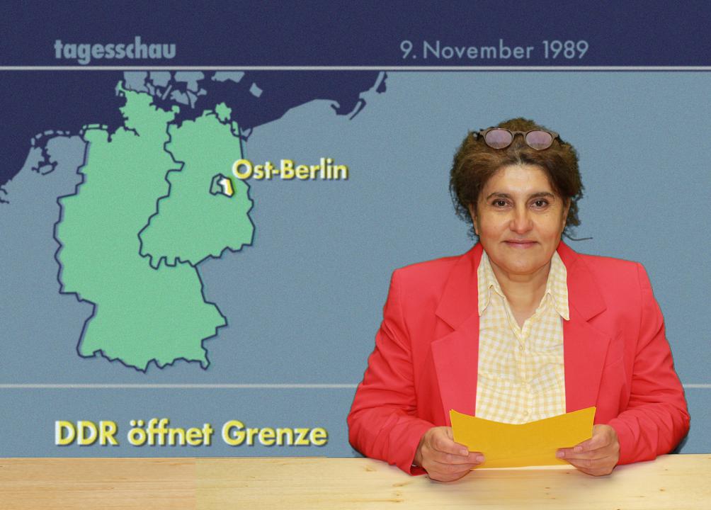Yadé Kara in den Kulissen der ARD Tagesschau am 9. November 1989, aufgenommen im Rahmen der Aktion Throwback ’89) Foto: © Yadé Kara