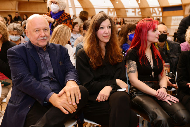 (v. l. n. r.) Andrej Kurkow, Stefanie vor Schulte und Solomonica de Winter im Publikum des 70 Jahre Diogenes Talks © Diogenes / picture alliance / Frank May