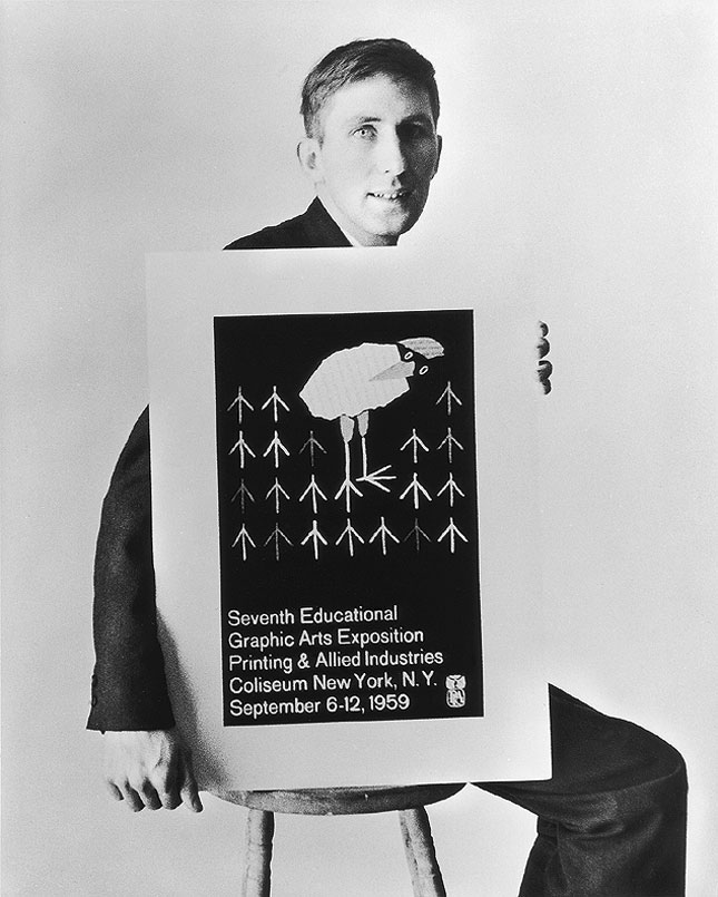 Tomi Ungerer mit seinem Plakat für eine Ausstellung in New York, 1959. Foto: Archiv Diogenes Verlag. Tomi Ungerer mit seinem Plakat für eine Ausstellung in New York, 1959. Foto: Archiv Diogenes Verlag.