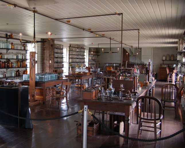 Das wiederaufgebaute Menlo-Park-Labor im Freilichtmuseum Greenfield Village, Dearborn. Foto: Andrew Balet, Menlo Park Laboratory, CC BY-SA 2.5  