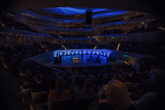 Die Elbphilharmonie, Harbourfront, am 13.09.2022. Das ganz unten rechts ist Thees, das links daneben bin ich. Unser Thema: »Bruce, der Tod und wir« (Copyright: Sebastian Igel)