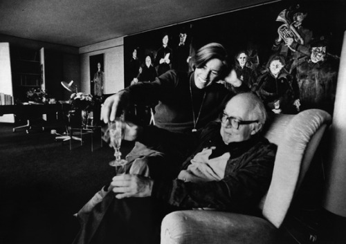 Friedrich Dürrenmatt 1984 mit seiner zweiten Frau Charlotte Kerr Dürrenmatt, im Hintergrund ›Die Heilsarmee‹. Sie gehöre zu ihm wie sein Schreibtisch, sagte sie einmal. (Foto: Sabine Wunderlin).