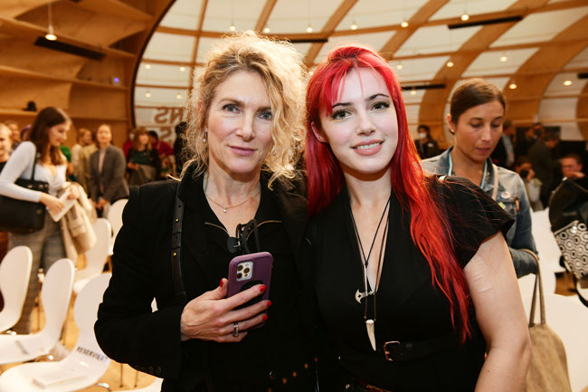 Solomonica de Winter (r.) mit ihrer Mutter Jessica Durlacher (l.) nach dem 70 Jahre Diogenes Talk © Diogenes / picture alliance / Frank May