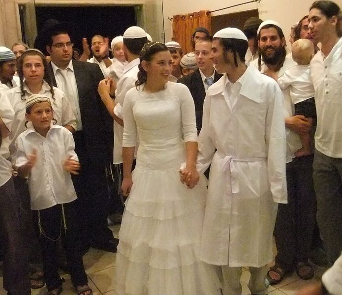 Traditionelle jüdische Hochzeit (Foto: © יעקב (Own work) [CC BY-SA 3.0], via Wikimedia Commons).