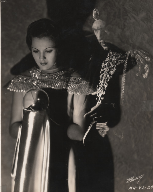 Irene Ware and Bela Lugosi im Film ›Chandu the Magician‹ (1932). (Foto: By Fox Film Corporation (Own work Jen winter) [CC BY-SA 3.0], via Wikimedia Commons).