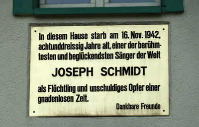 Gedenktafel für Joseph Schmidt am ehemaligen Restaurant Waldegg in Girenbad Gd. Hinwil, Schweiz. Foto: TomQ2000 [CC BY-SA 3.0], via Wikimedia Commons