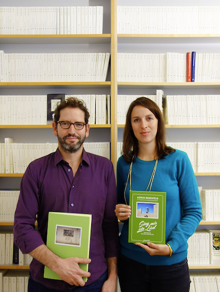 Diogenes Art Director Kobi Benezri mit Astrid Rosenfelds Original-Album und Lektorin Margaux de Weck mit dem gedruckten Buch.