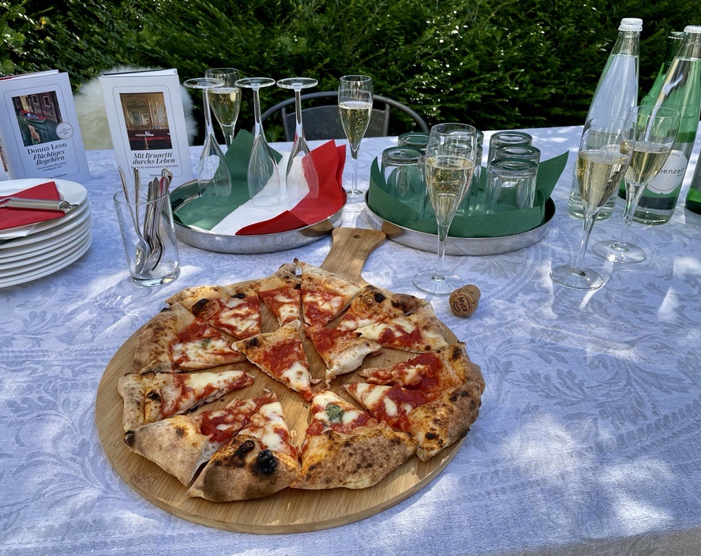 Zur Feier des Tages: Pizza & Champagner