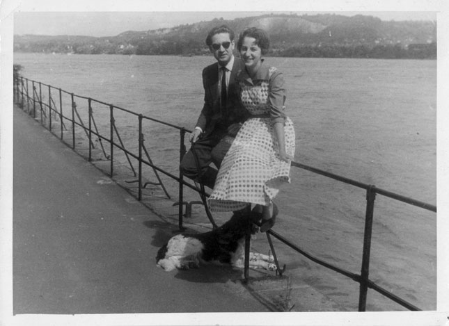 Ingrid Noll 1956 mit ihrem ersten Freund und späteren Mann, damals Student der Medizin, und Familienhund Heido am Rhein. Foto: © privat.